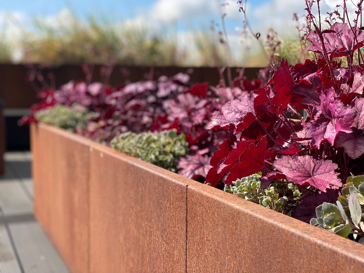 Boltede plantekasser er et mere gennemtænkt og teknisk overlegent valg.