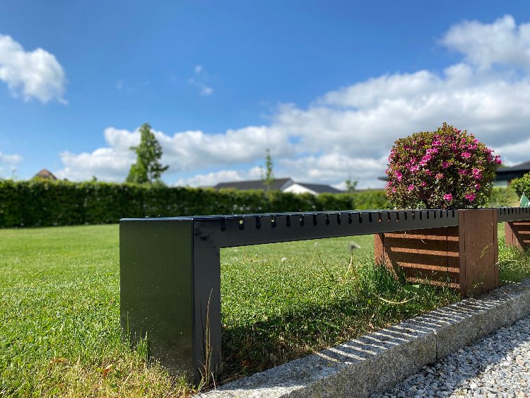 Havebænk_med_blomst