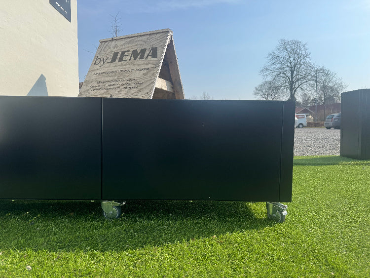 Sortlakeret-med-hjul