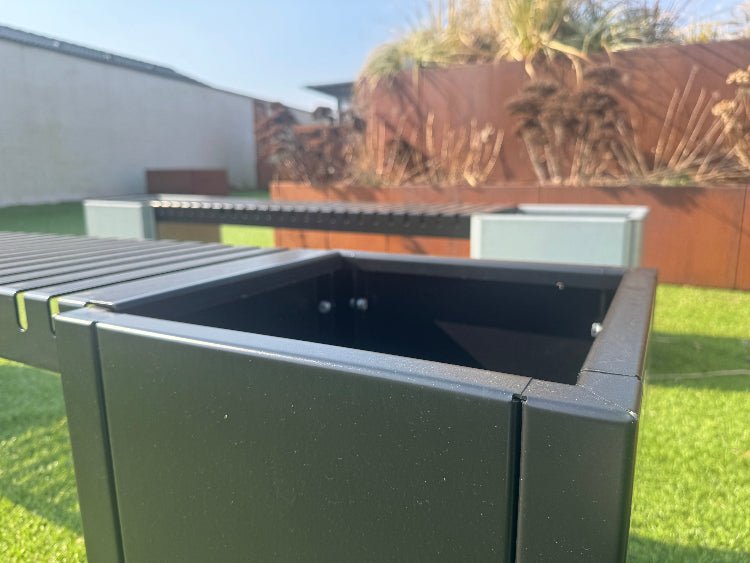 Sortlakeret-plantekasse-med-baenk