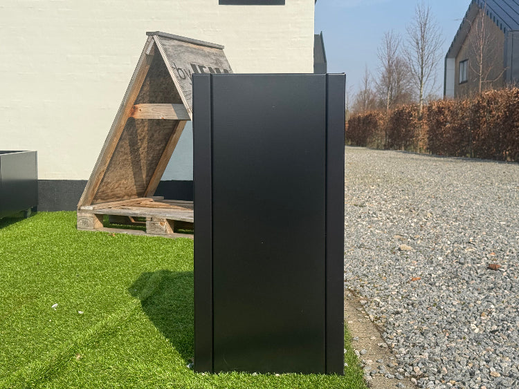 Sortlakeret-plantekasse-med-baenk