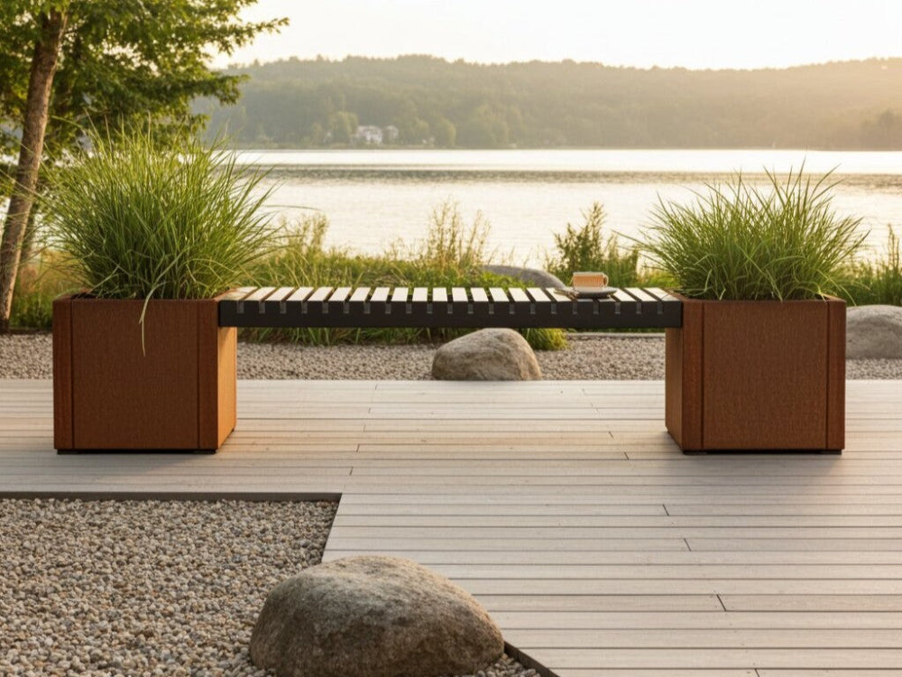 Solgang til vandet med bænksæt med græsser