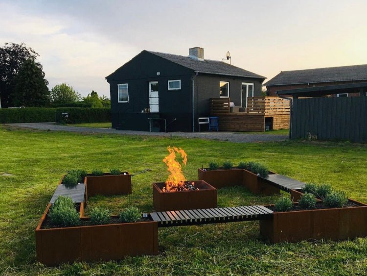 Hygge omkring bålstedet med bænke og plantekasser