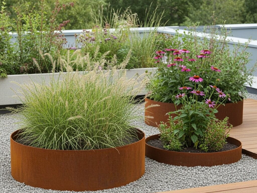 Bedringe i cortenstål med prydgræsser og blomster ved terrasse