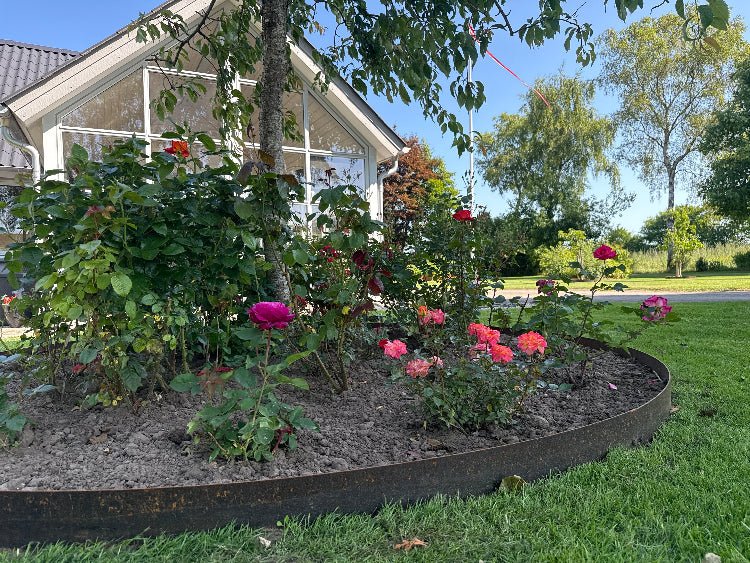 Rund bedring i cortenstål fra byJEMA på specialmål med blomster og stauder