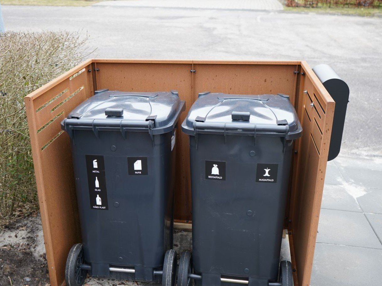 byJEMA skraldespandsskjuler i cortenstål til to affaldsbeholdere