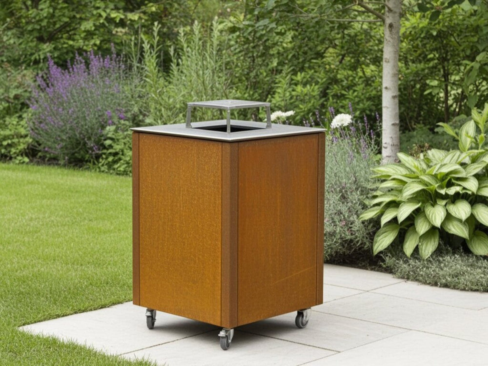 CUBY bålgrill i cortenstål med skorsten på terrasse i grøn have