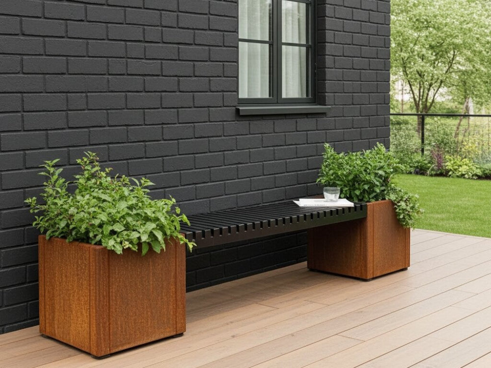 CUBY bænksæt i cortenstål med bænk mellem plantekasser på terrasse