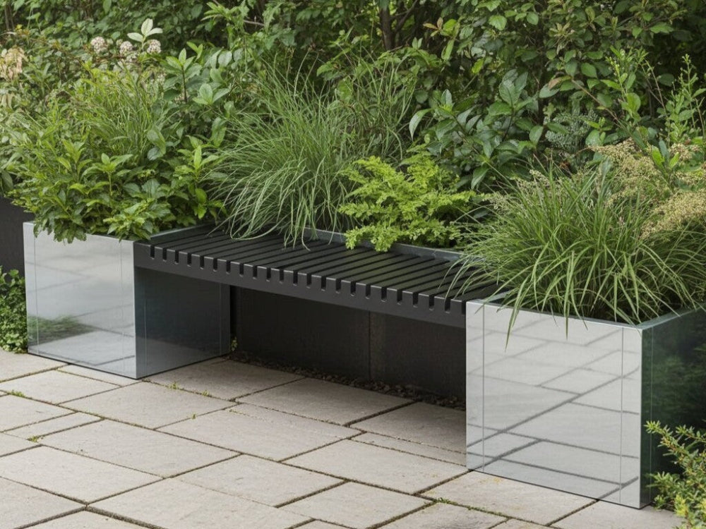 CUBY bænksæt i galvaniseret stål med bænk og plantekasser på terrasse