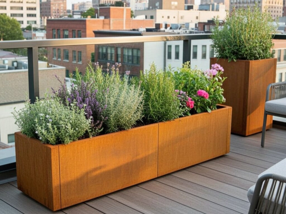 CUBY plantekasse i cortenstål med blomster og krydderurter på tagterrasse