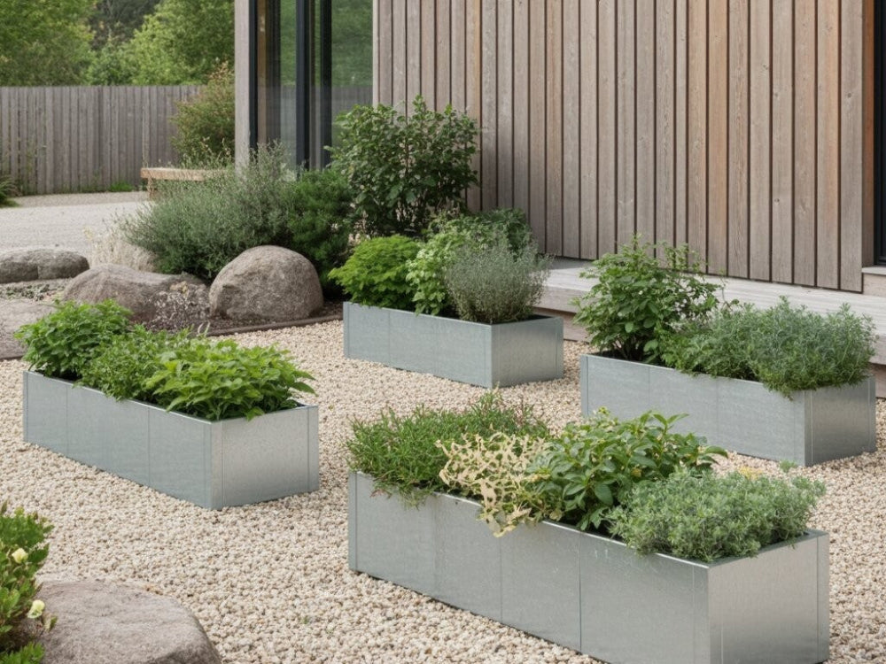 Galvaniserede CUBY højbedskasser med stauder i minimalistisk haveanlæg