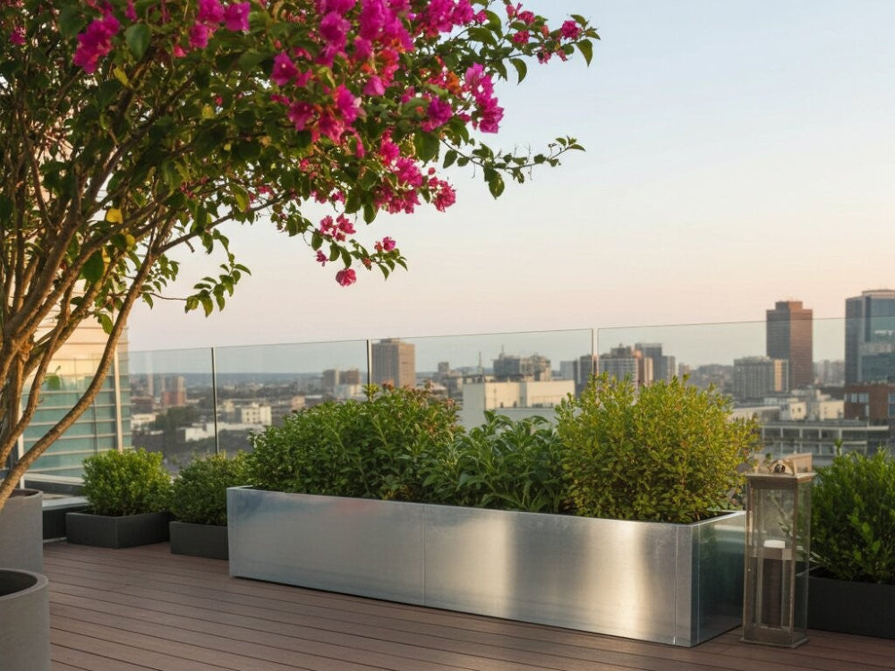 CUBY plantekasse i galvaniseret stål med buske på tagterrasse med byudsigt