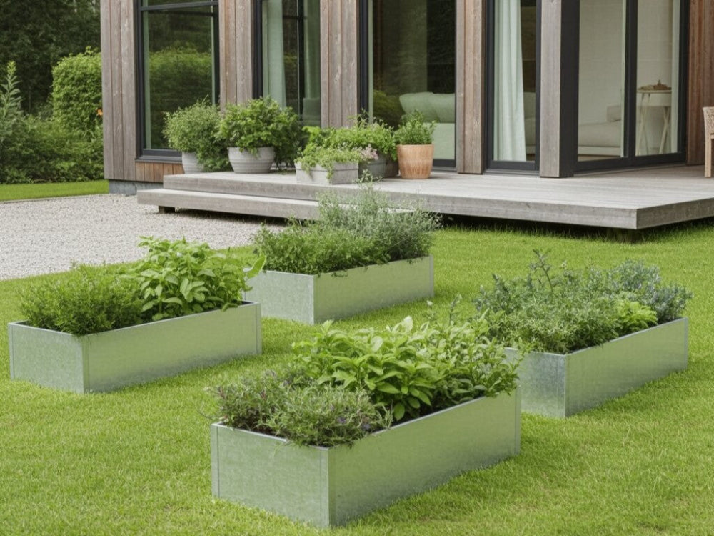 Flere CUBY plantekasser i galvaniseret stål placeret på græsplæne ved hus