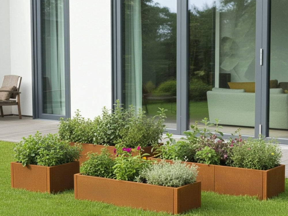 CUBY højbed i cortenstål med varieret beplantning ved terrasse
