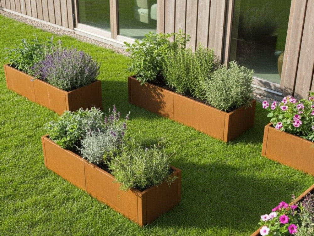 CUBY lang plantekasse i cortenstål med urter langs moderne facade