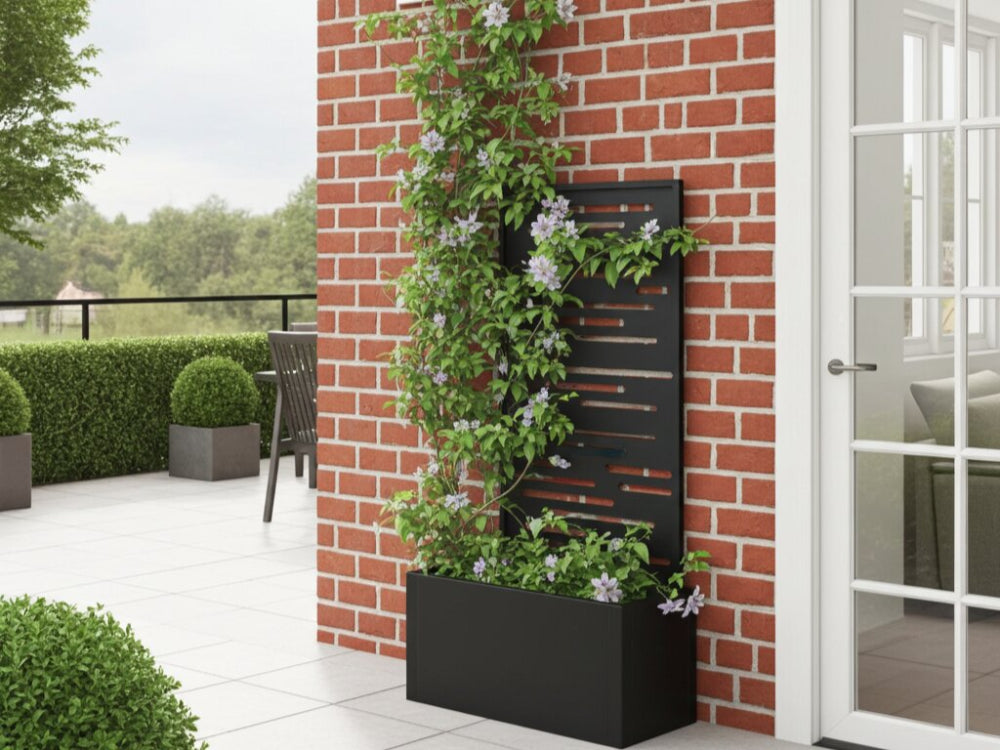 Sort plantekasse med espalier og klematis ved murstensfacade