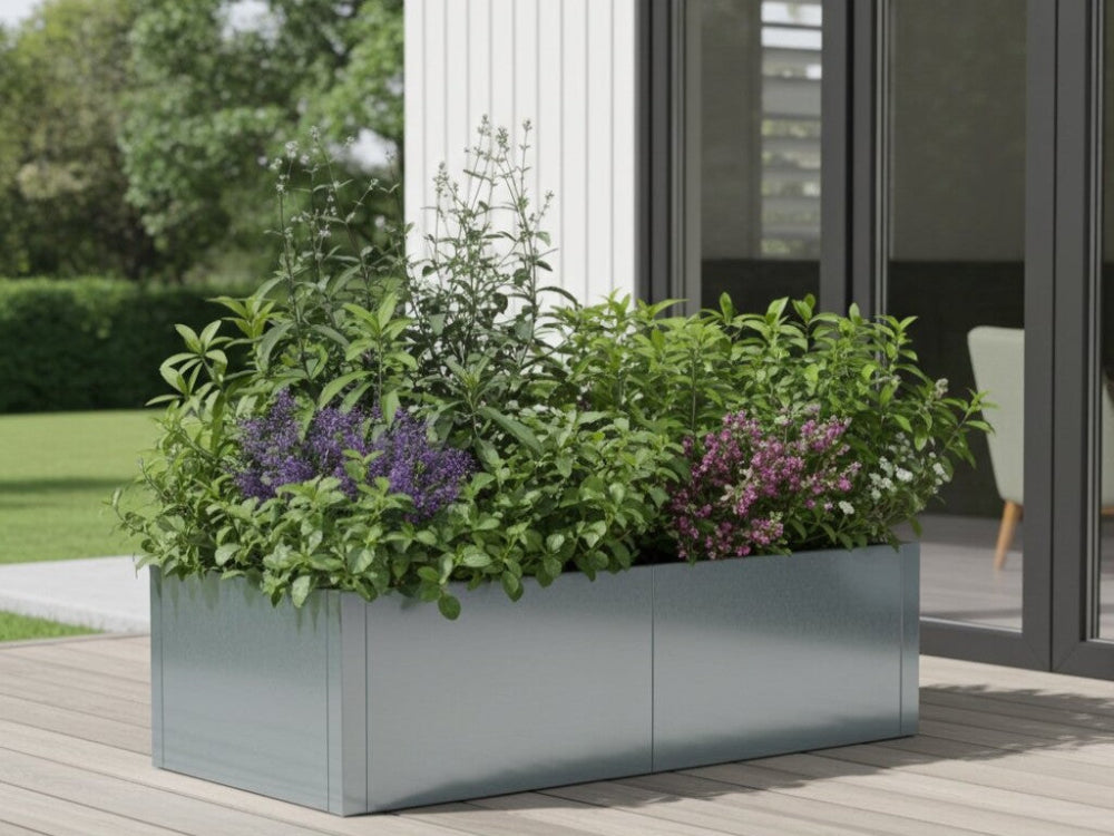 CUBY lav aflang plantekasse i galvaniseret stål med blomstrende planter ved moderne facade