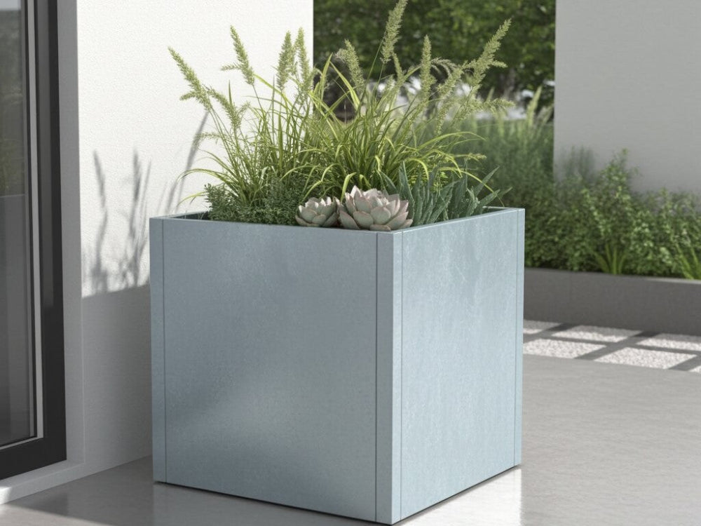CUBY høj kvadratisk plantekasse i galvaniseret stål med sukkulenter på moderne terrasse