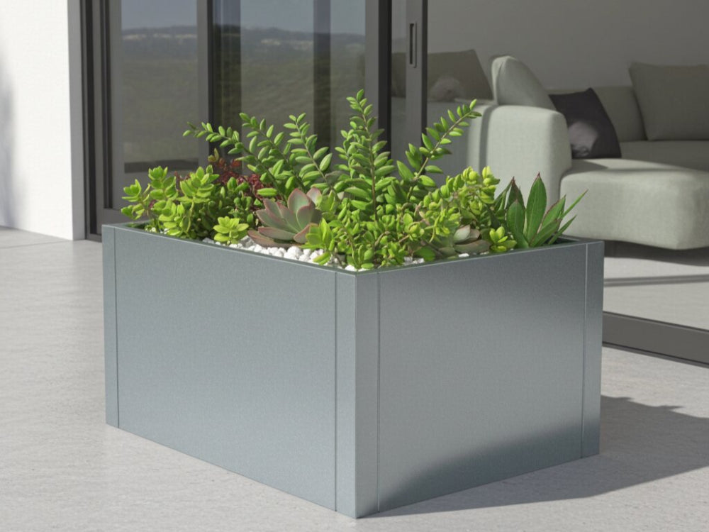 CUBY lav kvadratisk plantekasse i galvaniseret stål med grøn beplantning ved moderne bolig