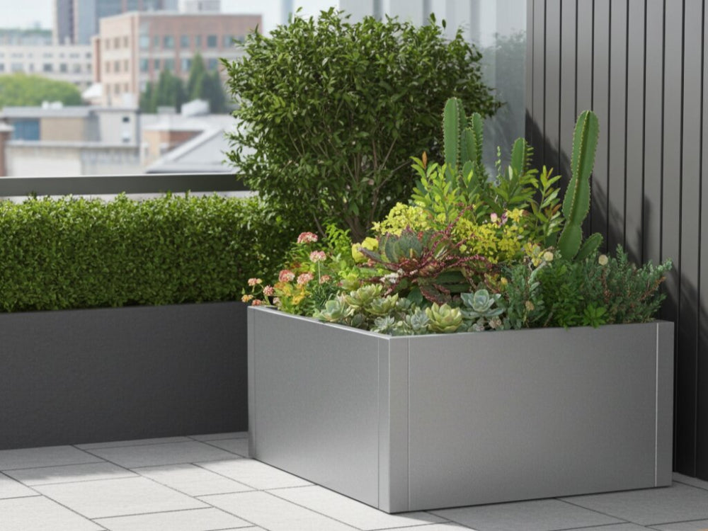 CUBY lav kvadratisk plantekasse i galvaniseret stål med varieret beplantning på urban terrasse