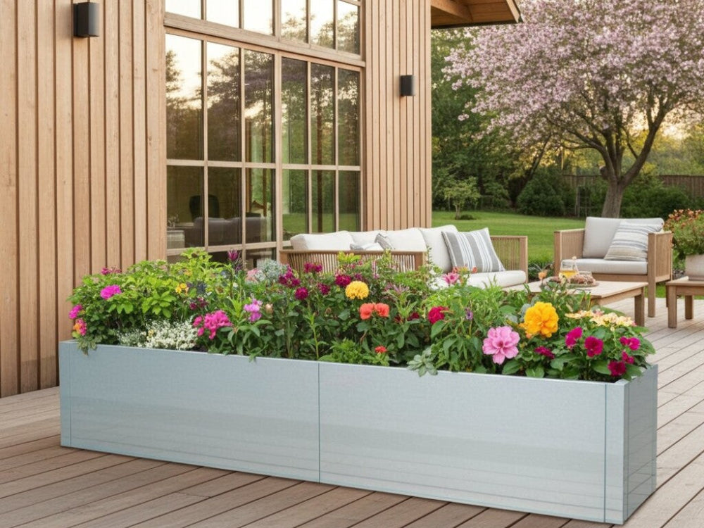 CUBY plantekasse i galvaniseret stål med farverige blomster ved træhus