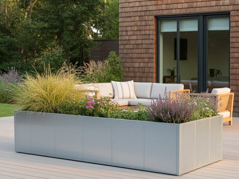 Stor vinkel plantekasse i galvaniseret stål fra CUBY omkring terrasseområde