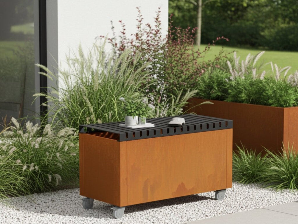 Topbænk 80 cm i cortenstål brugt som bord på plantekasse