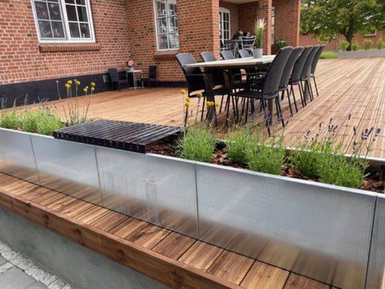 Topbænk 80 cm i galvaniseret stål monteret på plantekasse