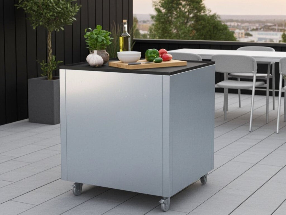 CUBY udekøkkenbord i galvaniseret stål med grøntsager og urter på tagterrasse