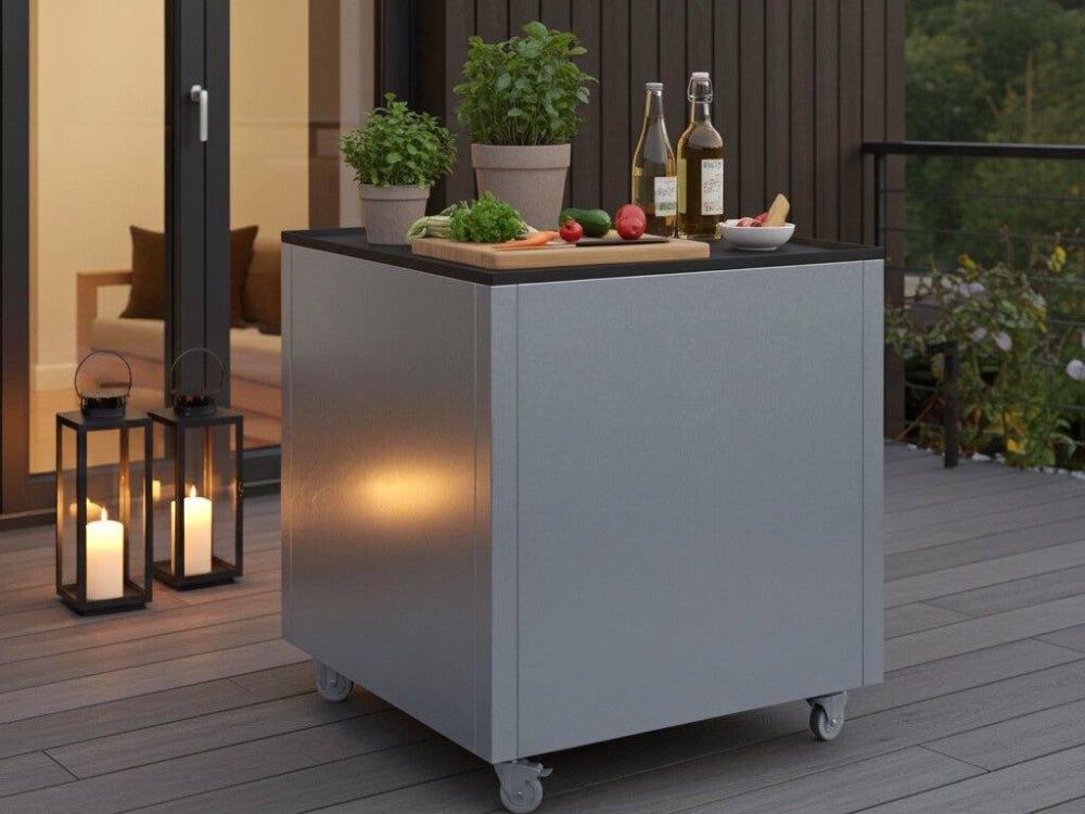 CUBY udekøkkenbord i galvaniseret stål på terrasse med lanterner og madforberedelse