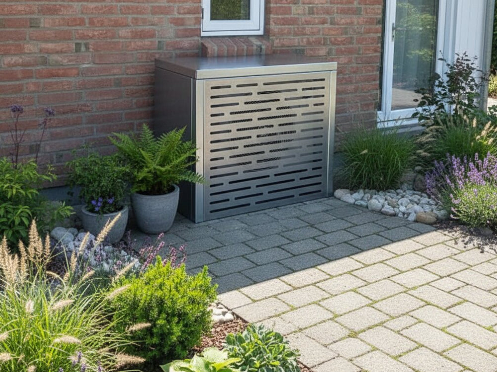 CUBY varmepumpeskjul i galvaniseret stål ved terrasse og bolig