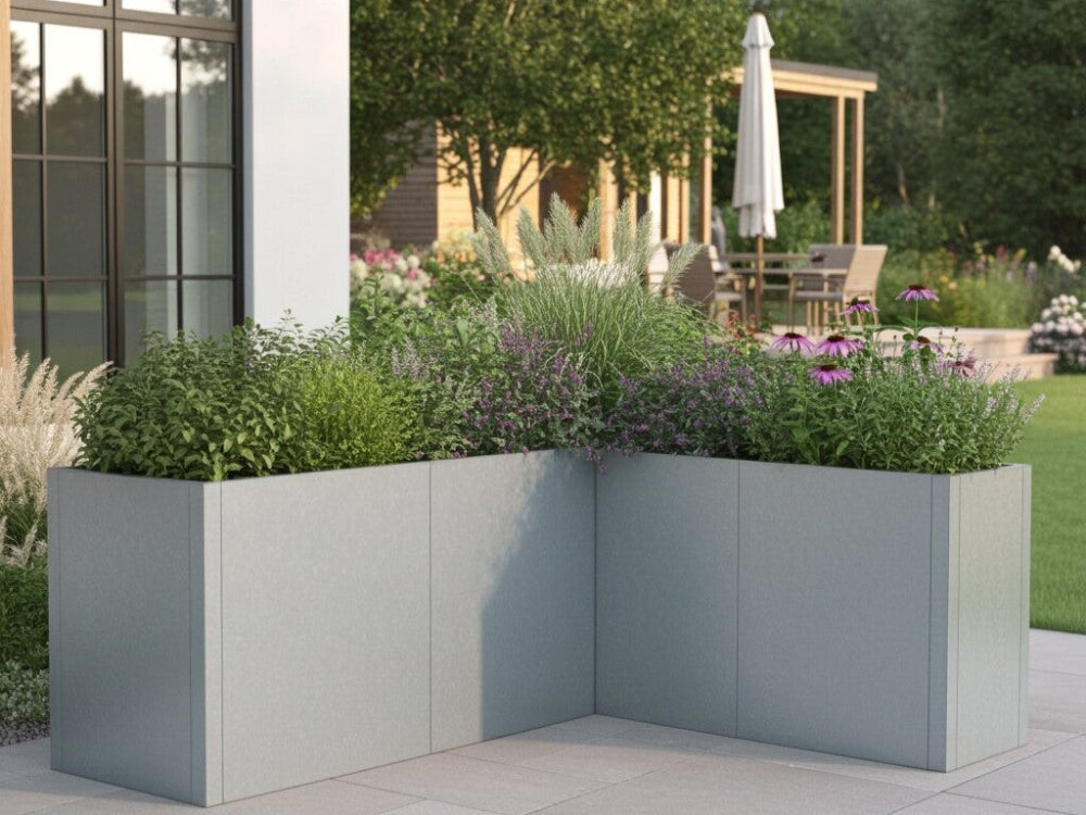 Vinkel højbed i galvaniseret stål fra CUBY med blomstrende haveplanter