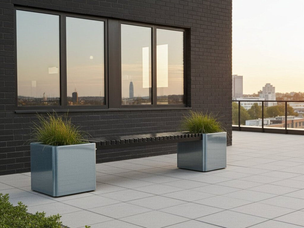 EDGY bænksæt i galvaniseret stål med moderne bænk og plantekasser
