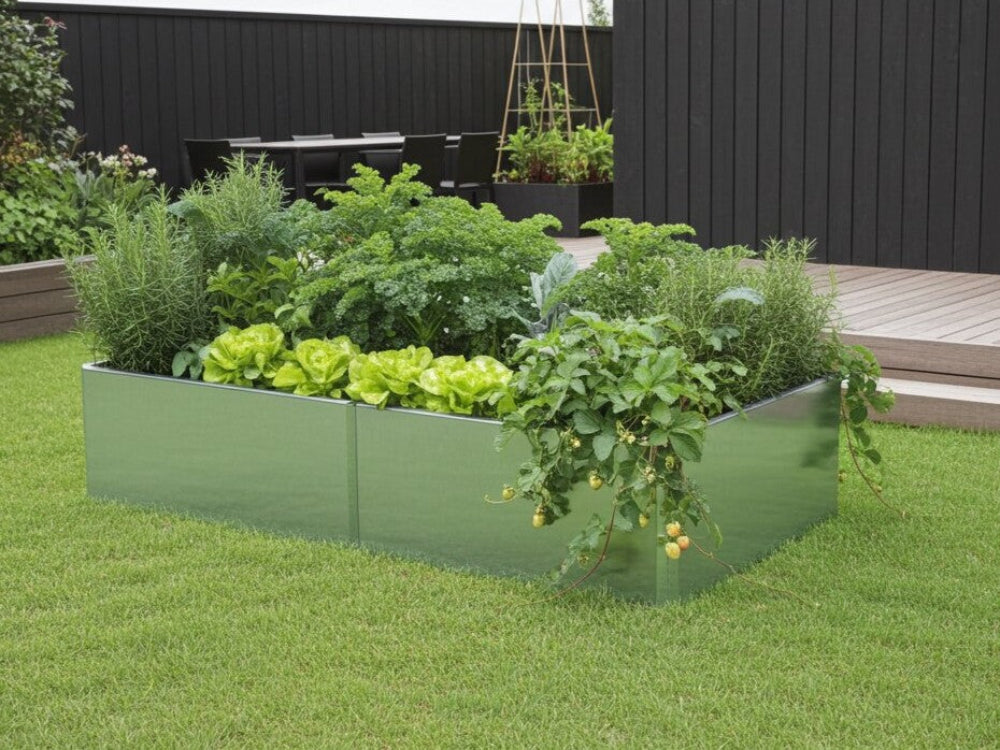 EDGY højbed i galvaniseret stål med frodig beplantning ved mørk trævæg