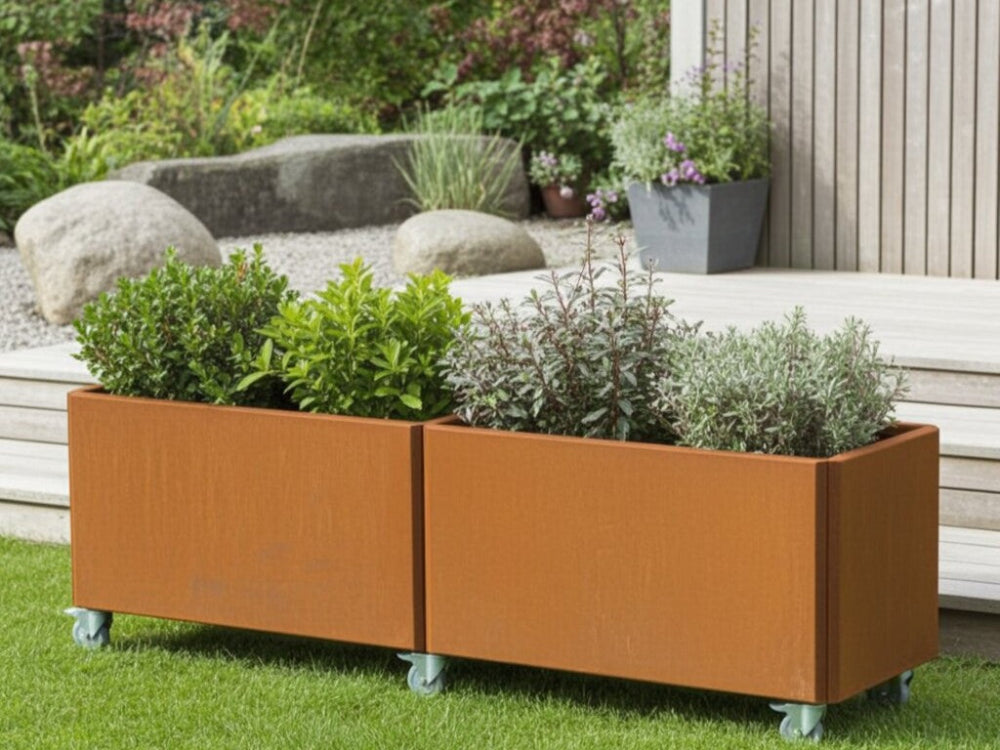 EDGY aflang plantekasse i cortenstål monteret med hjul som mobil løsning