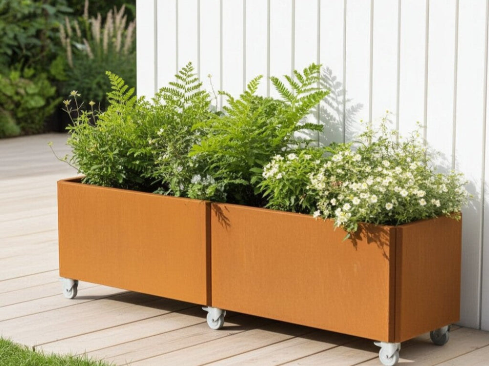 EDGY aflang plantekasse i cortenstål med bregner og blomster på træterrasse