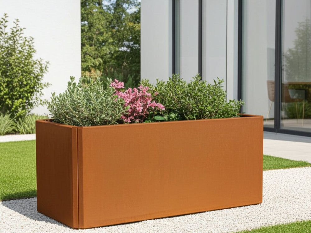 EDGY aflang plantekasse i cortenstål med blomster og buske på moderne terrasse