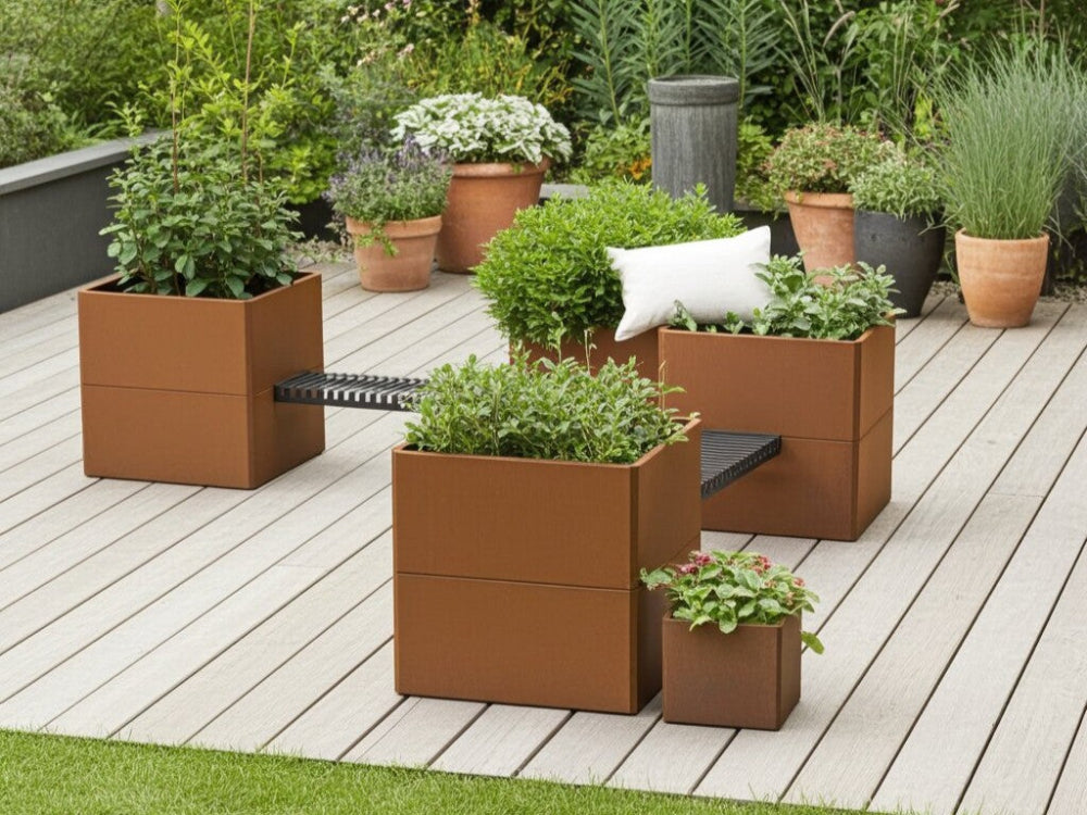EDGY cortenstål plantekasser med bænkmodul på træterrasse