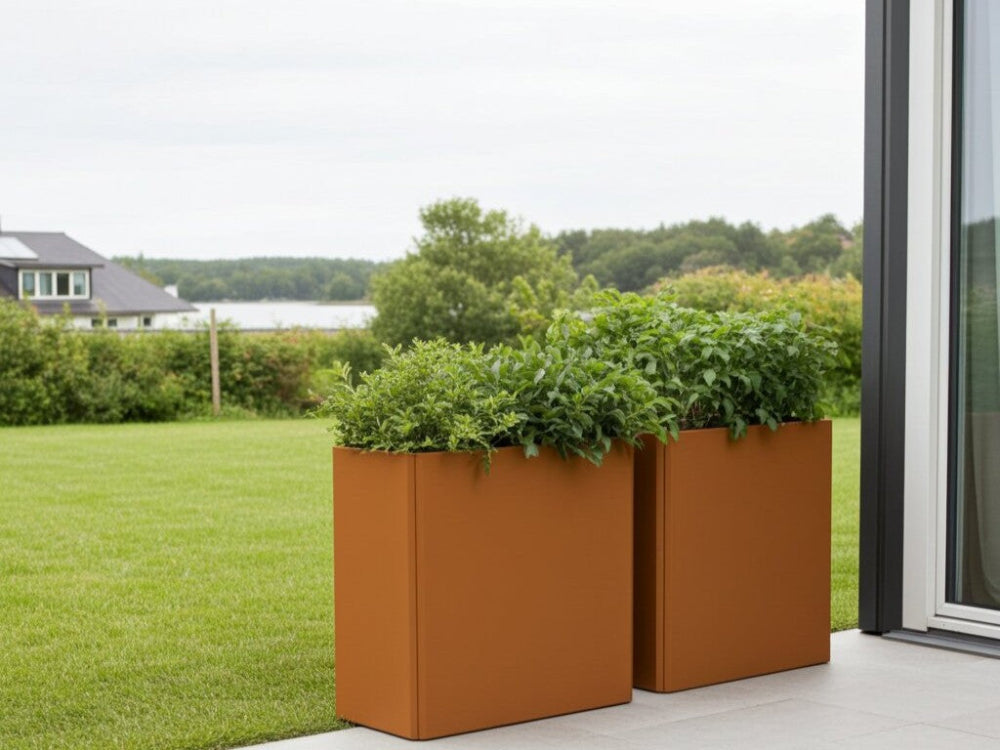 EDGY høj plantekasse i cortenstål sammensat som modul ved moderne bolig