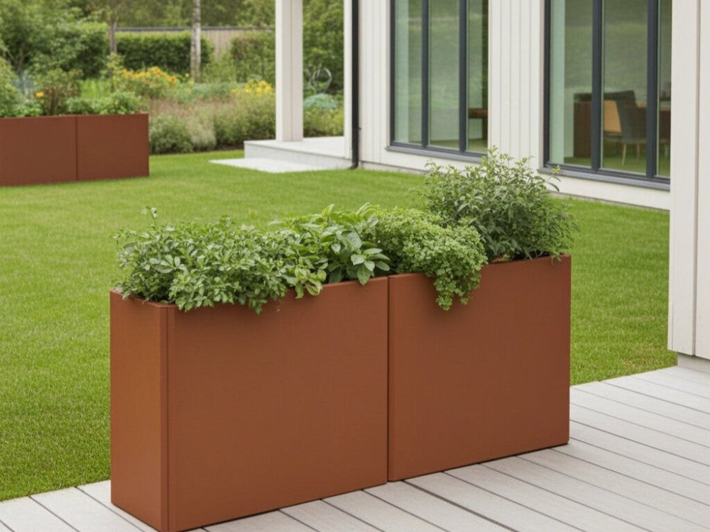Høj EDGY plantekasse i cortenstål med grønne planter ved moderne bolig
