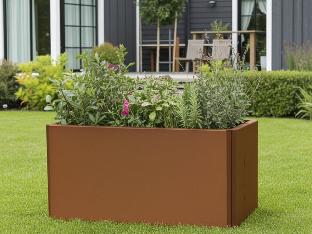 EDGY kompakt plantekasse i cortenstål placeret i forhave