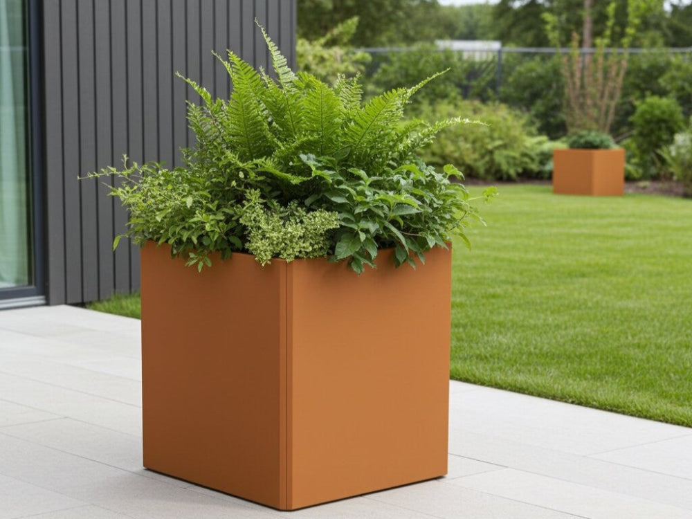 EDGY høj kvadratisk plantekasse i cortenstål med frodig beplantning
