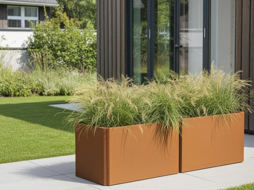 EDGY lav rektangulær plantekasse i cortenstål med prydgræs ved terrasse