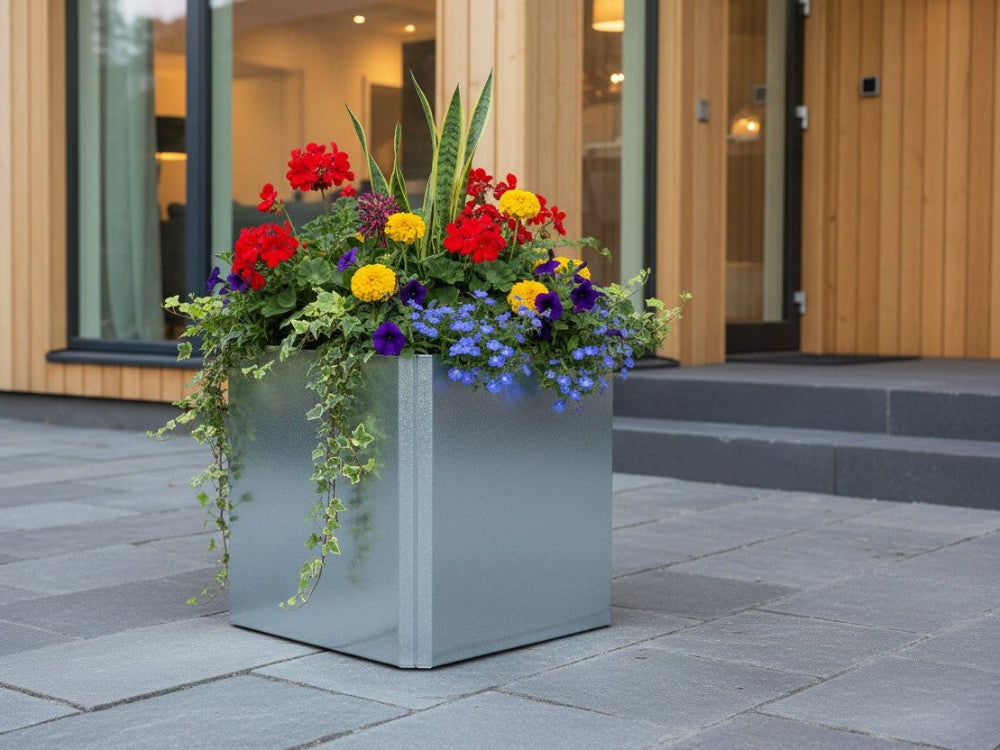 EDGY plantekasse i galvaniseret stål med farverige blomster ved moderne bolig
