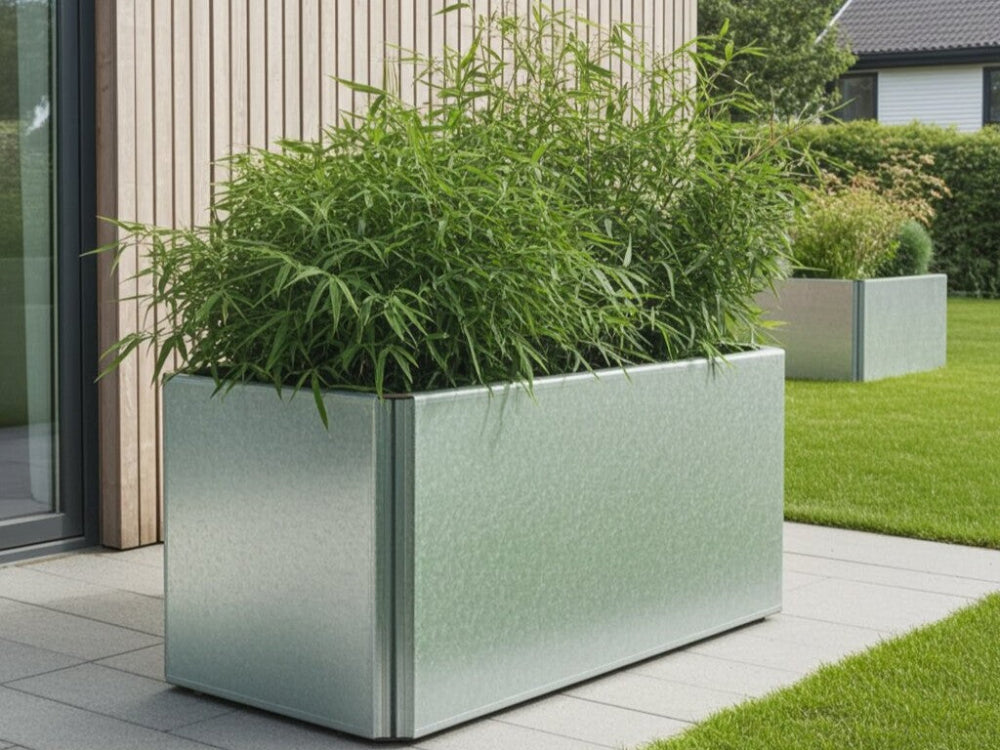 EDGY plantekasse i galvaniseret stål beplantet med bambus ved husfacade
