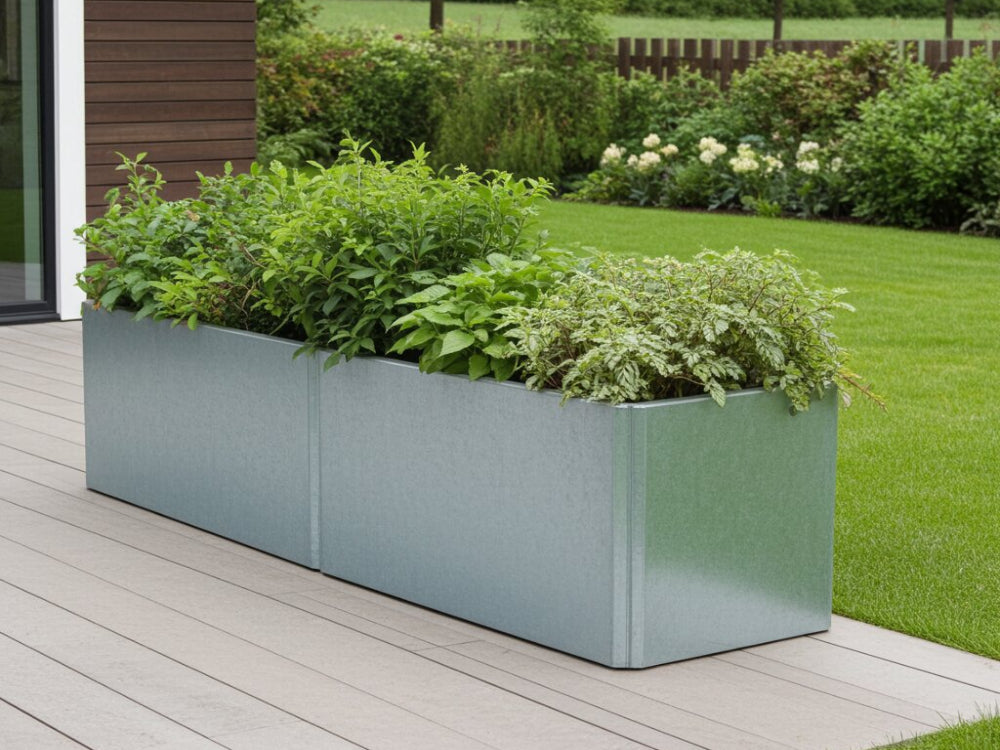 Ekstra lang EDGY plantekasse i galvaniseret stål placeret langs træterrasse