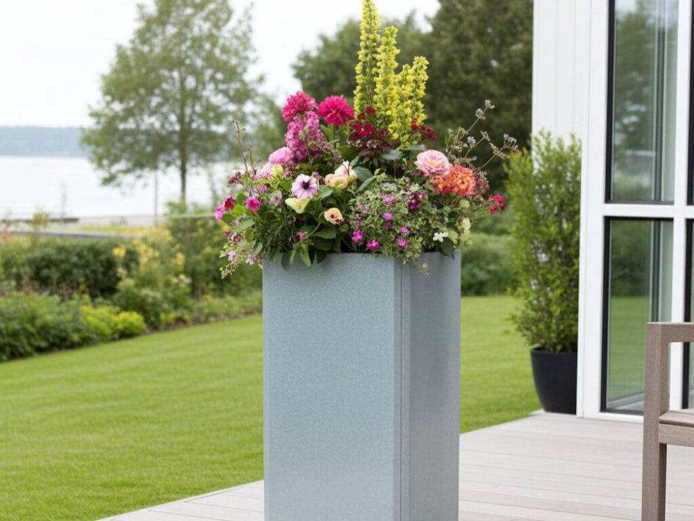 EDGY høj kvadratisk plantekasse i galvaniseret stål med blomster