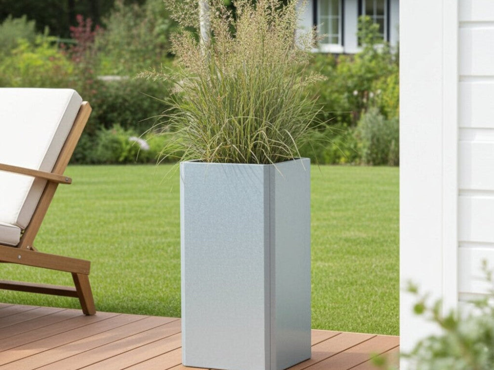 EDGY høj kvadratisk plantekasse i galvaniseret stål med prydgræs ved terrasse