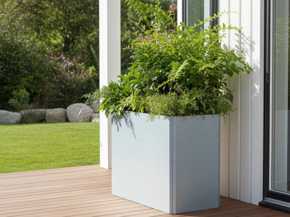 EDGY høj rektangulær plantekasse i galvaniseret stål ved husfacade