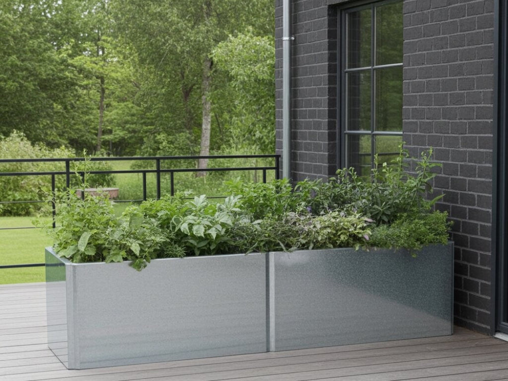 EDGY plantekasse i galvaniseret stål med tæt beplantning ved terrasse og rækværk